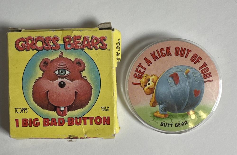 1985 Topps Gross Bears BUTT BEAR Vintage Big Bad Button Pin Garbage Pail Kids